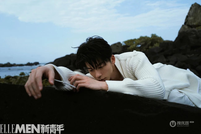 许光汉海边礁石帅气写真登新青年封面写真照片