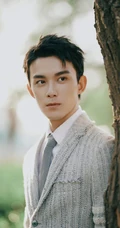 吴磊灰色系质感西装树下写真帅气照片
