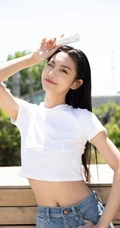 曾可妮小露蛮腰气质靓丽休闲白衣牛仔裤唯美户外写真照