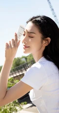 曾可妮小露蛮腰气质靓丽休闲白衣牛仔裤唯美户外写真照