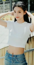 曾可妮小露蛮腰气质靓丽休闲白衣牛仔裤唯美户外写真照