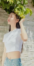 曾可妮小露蛮腰气质靓丽休闲白衣牛仔裤唯美户外写真照