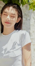 曾可妮小露蛮腰气质靓丽休闲白衣牛仔裤唯美户外写真照