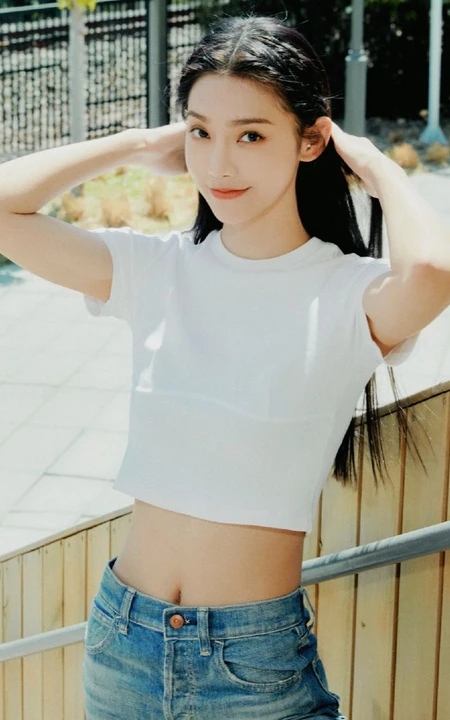 曾可妮小露蛮腰气质靓丽休闲白衣牛仔裤唯美户外写真照