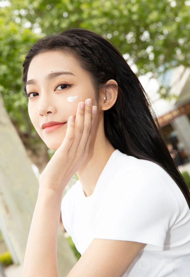 曾可妮小露蛮腰气质靓丽休闲白衣牛仔裤唯美户外写真照