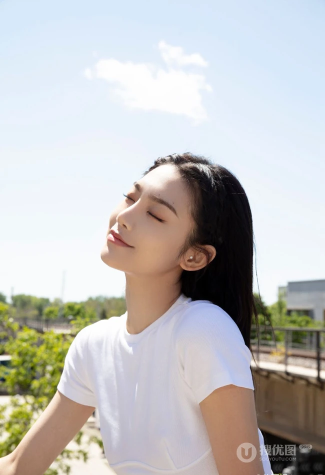 曾可妮小露蛮腰气质靓丽休闲白衣牛仔裤唯美户外写真照