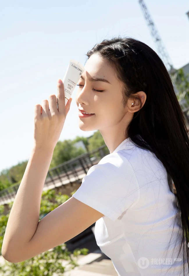 曾可妮小露蛮腰气质靓丽休闲白衣牛仔裤唯美户外写真照