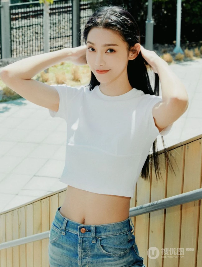 曾可妮小露蛮腰气质靓丽休闲白衣牛仔裤唯美户外写真照