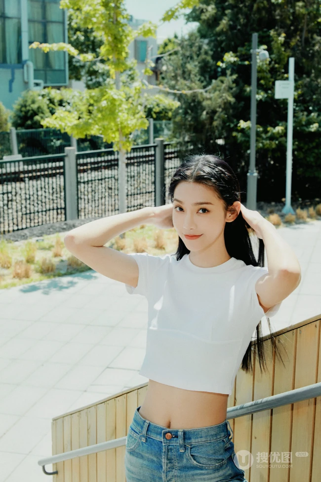 曾可妮小露蛮腰气质靓丽休闲白衣牛仔裤唯美户外写真照
