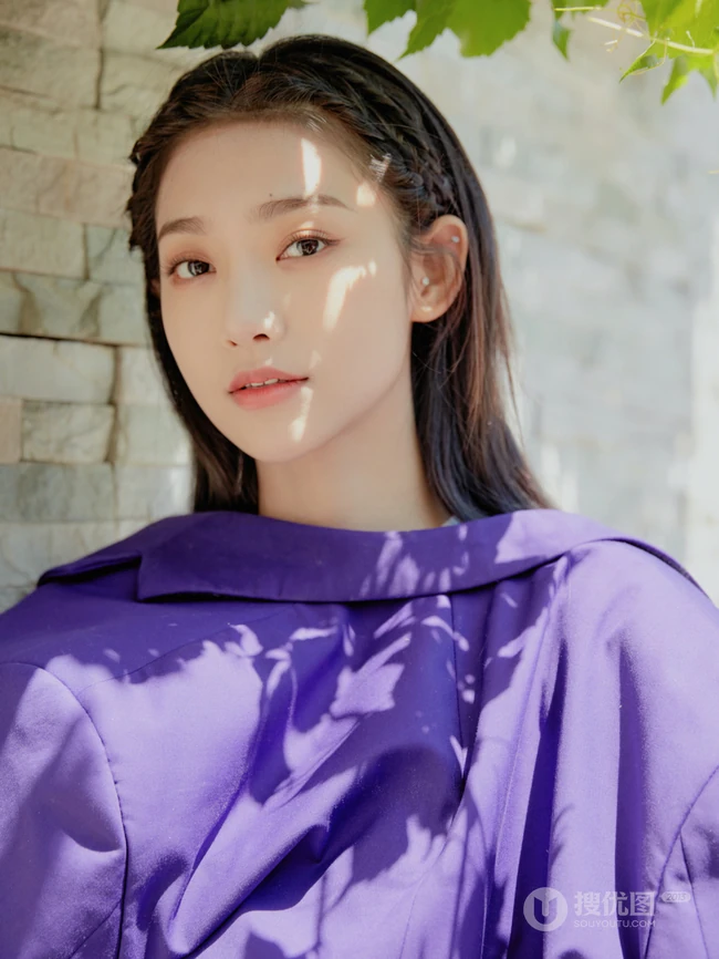曾可妮小露蛮腰气质靓丽休闲白衣牛仔裤唯美户外写真照