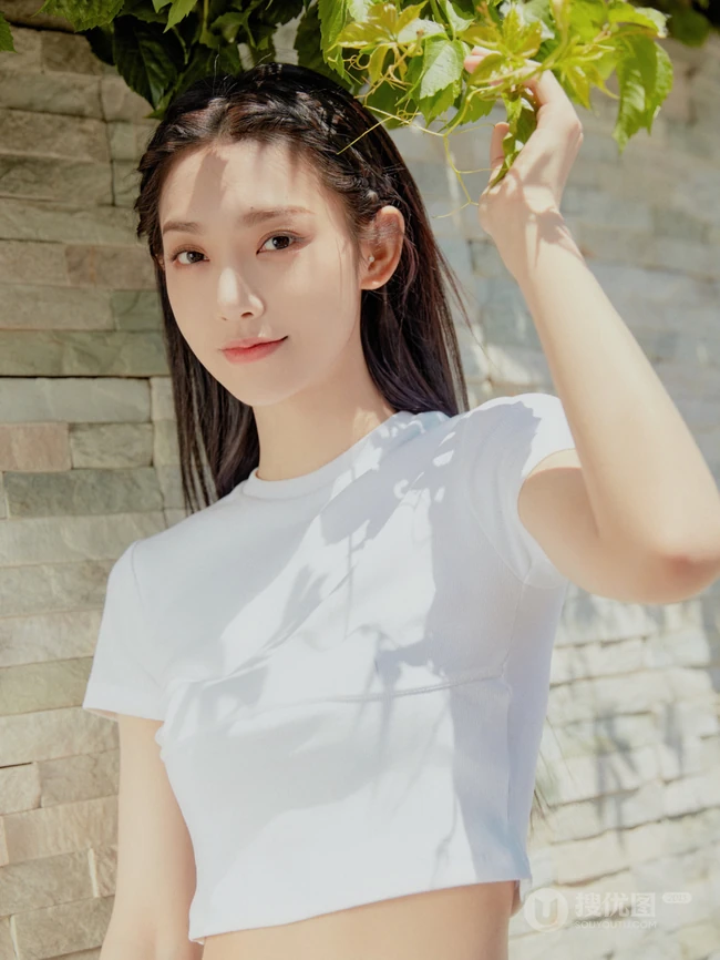 曾可妮小露蛮腰气质靓丽休闲白衣牛仔裤唯美户外写真照