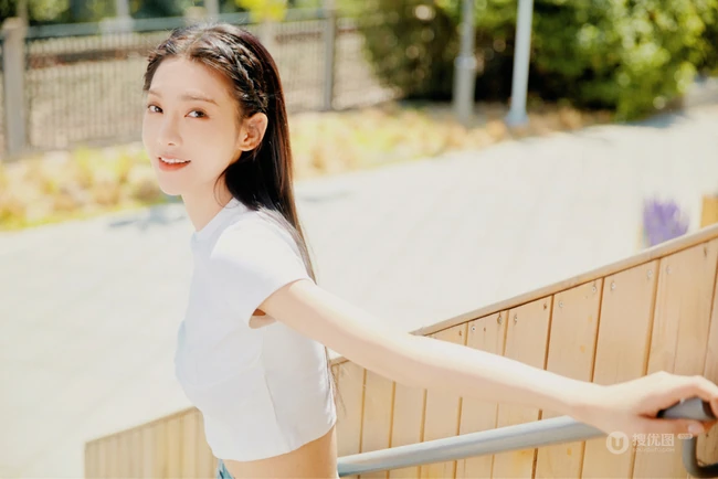 曾可妮小露蛮腰气质靓丽休闲白衣牛仔裤唯美户外写真照
