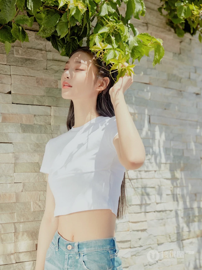 曾可妮小露蛮腰气质靓丽休闲白衣牛仔裤唯美户外写真照