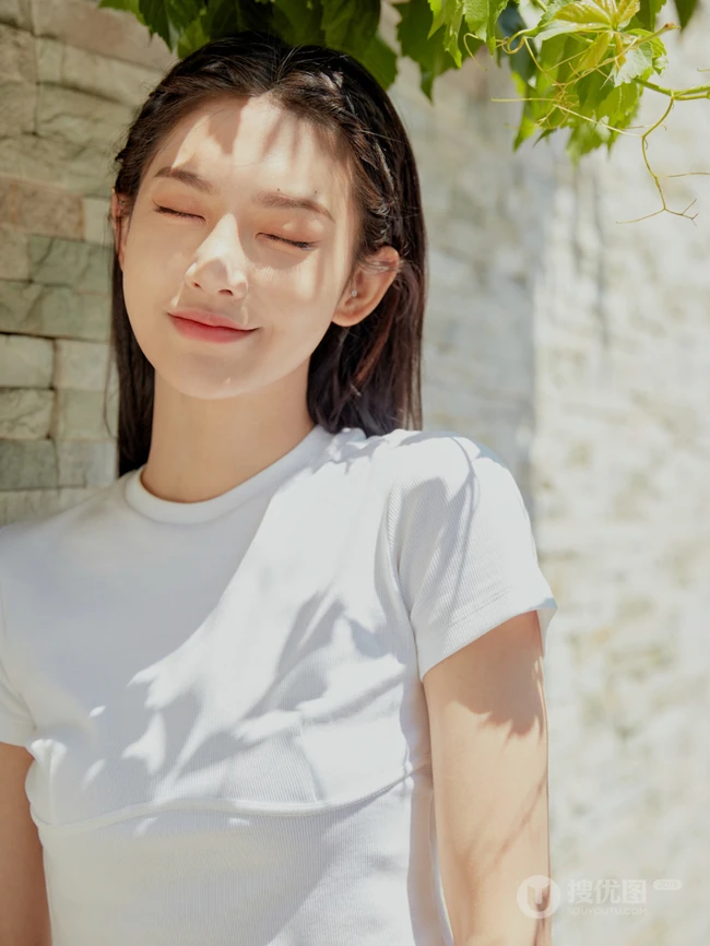 曾可妮小露蛮腰气质靓丽休闲白衣牛仔裤唯美户外写真照