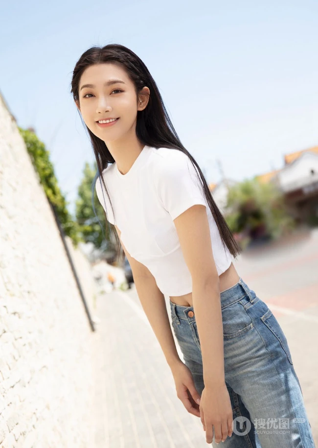 曾可妮小露蛮腰气质靓丽休闲白衣牛仔裤唯美户外写真照