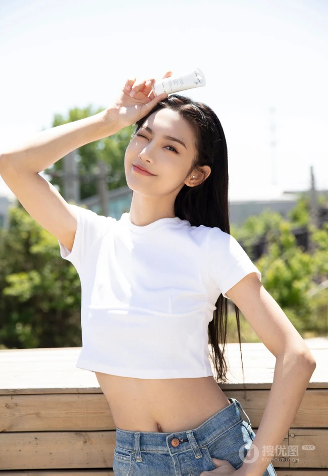 曾可妮小露蛮腰气质靓丽休闲白衣牛仔裤唯美户外写真照