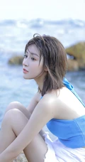 蓝衣短裤漂亮短发美女海边礁石区清新唯美手机壁纸图片