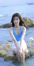 蓝衣短裤漂亮短发美女海边礁石区清新唯美手机壁纸图片