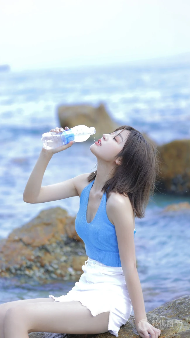 蓝衣短裤漂亮短发美女海边礁石区清新唯美手机壁纸图片