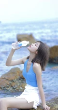 蓝衣短裤漂亮短发美女海边礁石区清新唯美手机壁纸图片