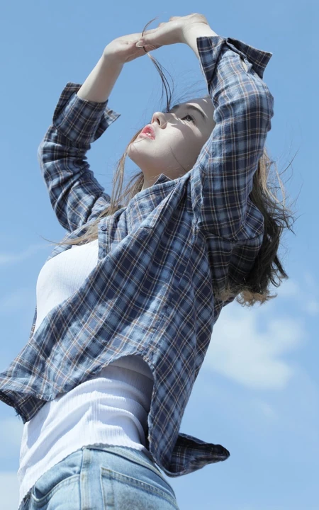 自下而上，望着天空的清新迷人格纹衬衣牛仔裤美女手机壁纸图片
