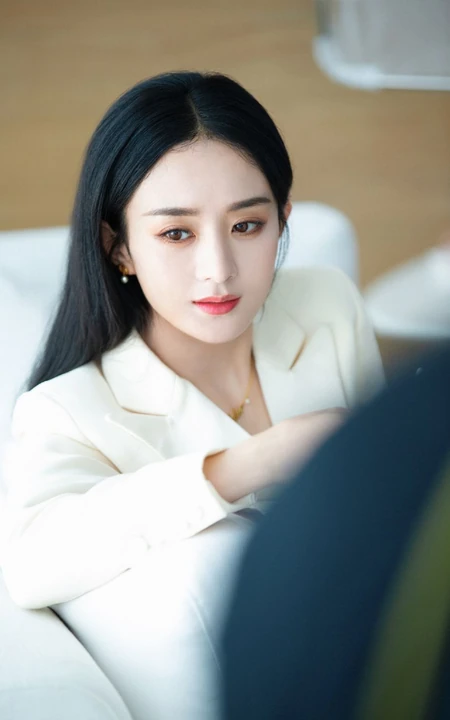 赵丽颖全白LOOK西服套装穿着气质写真照片