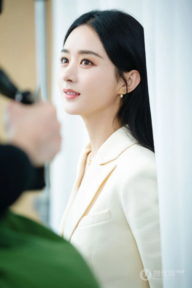 赵丽颖全白LOOK西服套装穿着气质写真照片