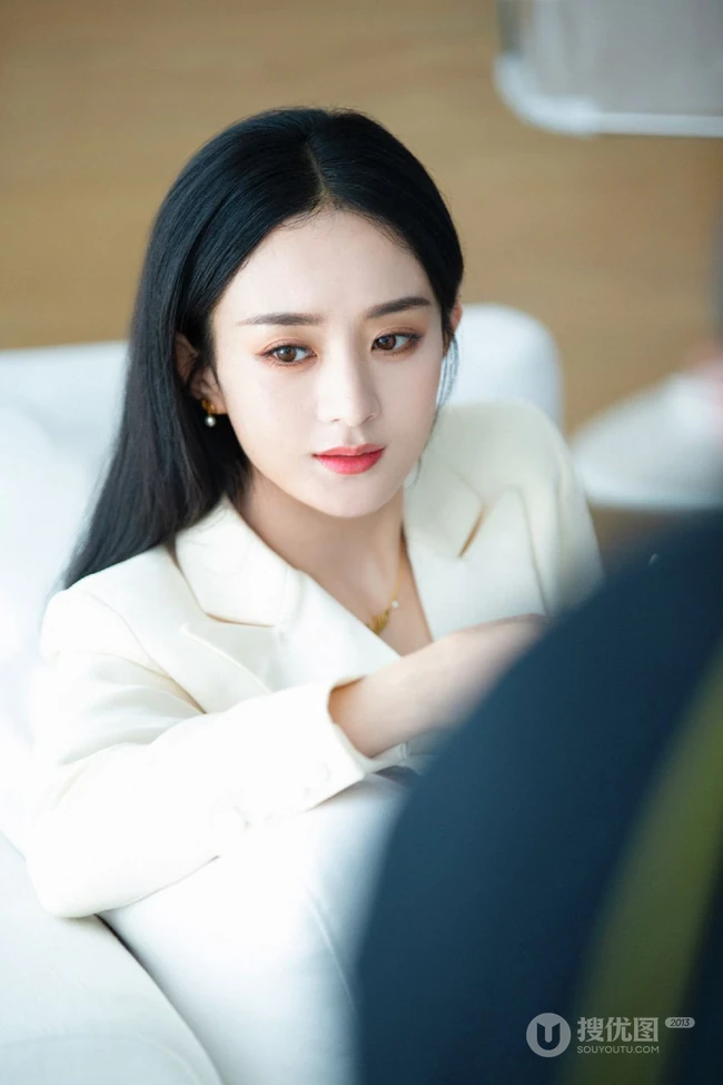 赵丽颖全白LOOK西服套装穿着气质写真照片
