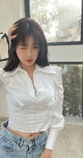 虞书欣微博晒白衫牛仔裤可爱俏皮生活照图片