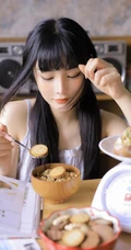 浅粉浅粉的精选双马尾辫少女肩带白裙清新清新悠闲居家写真图片
