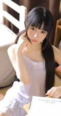 浅粉浅粉的精选双马尾辫少女肩带白裙清新清新悠闲居家写真图片