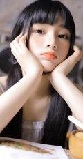 浅粉浅粉的精选双马尾辫少女肩带白裙清新清新悠闲居家写真图片