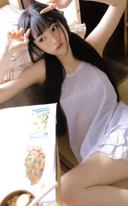 浅粉浅粉的精选双马尾辫少女肩带白裙清新清新悠闲居家写真图片
