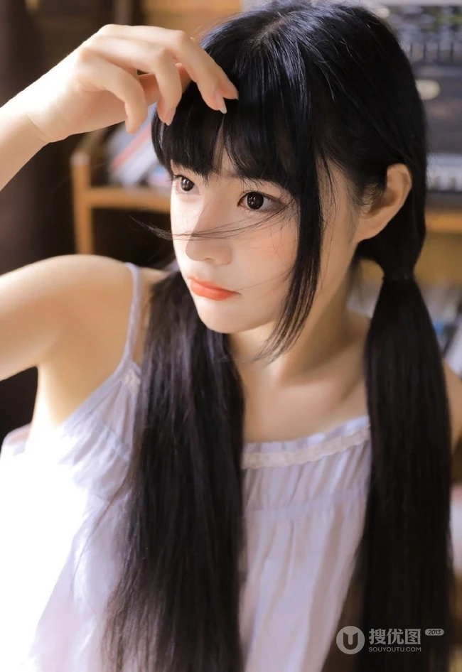 浅粉浅粉的精选双马尾辫少女肩带白裙清新清新悠闲居家写真图片