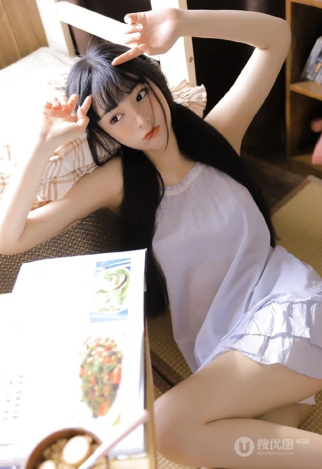 浅粉浅粉的精选双马尾辫少女肩带白裙清新清新悠闲居家写真图片