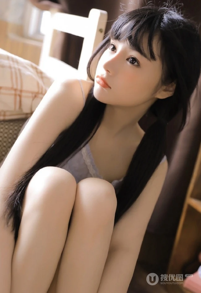 浅粉浅粉的精选双马尾辫少女肩带白裙清新清新悠闲居家写真图片