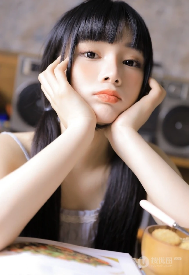 浅粉浅粉的精选双马尾辫少女肩带白裙清新清新悠闲居家写真图片