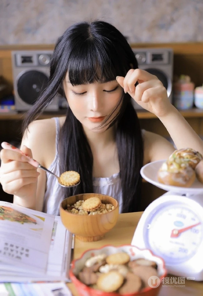 浅粉浅粉的精选双马尾辫少女肩带白裙清新清新悠闲居家写真图片
