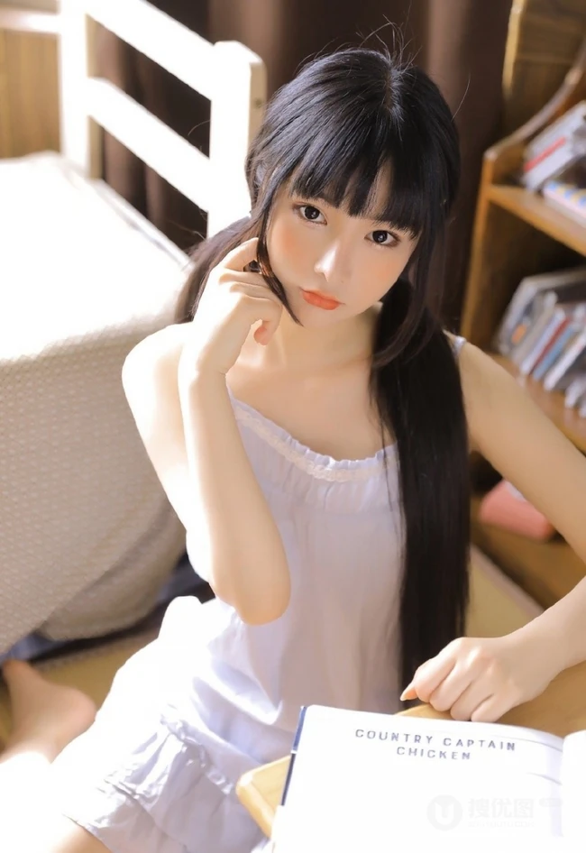 浅粉浅粉的精选双马尾辫少女肩带白裙清新清新悠闲居家写真图片