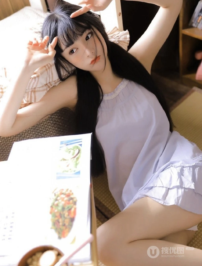 浅粉浅粉的精选双马尾辫少女肩带白裙清新清新悠闲居家写真图片