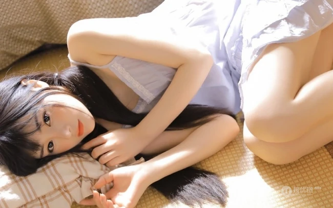 浅粉浅粉的精选双马尾辫少女肩带白裙清新清新悠闲居家写真图片