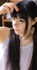 浅粉浅粉的精选双马尾辫少女肩带白裙清新清新悠闲居家写真图片