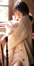 怀抱小猫咪的大眼睛可爱美少女居家温暖写真手机壁纸图片