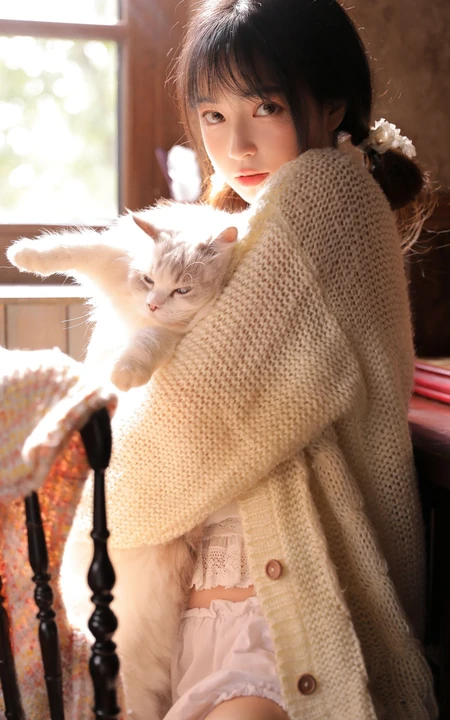 怀抱小猫咪的大眼睛可爱美少女居家温暖写真手机壁纸图片
