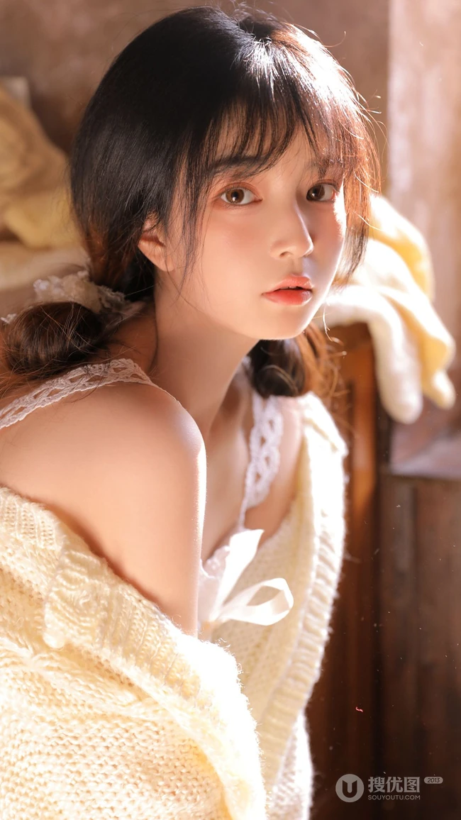 怀抱小猫咪的大眼睛可爱美少女居家温暖写真手机壁纸图片