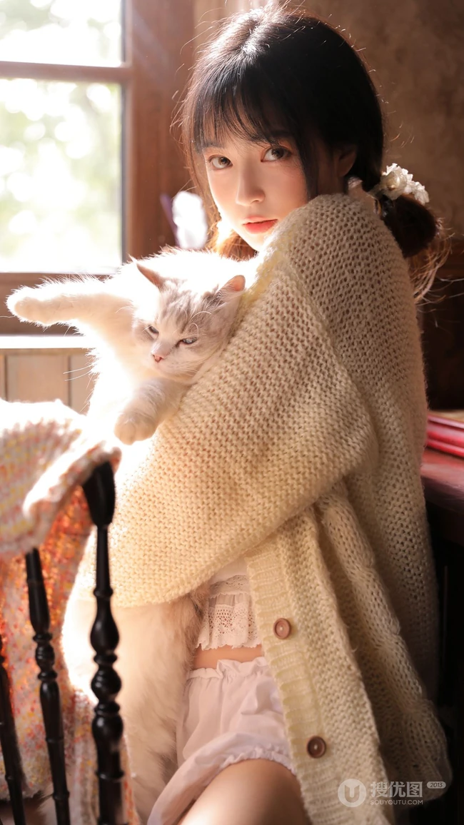 怀抱小猫咪的大眼睛可爱美少女居家温暖写真手机壁纸图片