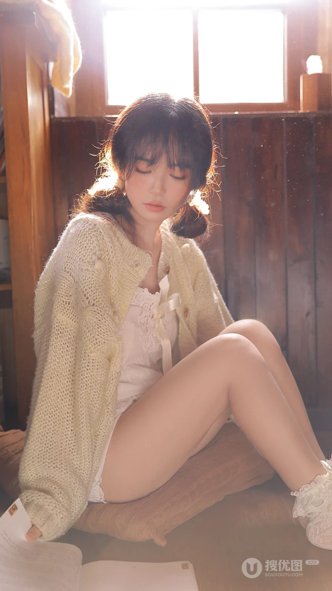 怀抱小猫咪的大眼睛可爱美少女居家温暖写真手机壁纸图片