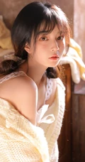 怀抱小猫咪的大眼睛可爱美少女居家温暖写真手机壁纸图片