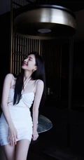 江疏影气质时尚白色肩带礼裙衣穿着显高挑白皙身材皮肤写真美照