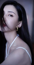 江疏影气质时尚白色肩带礼裙衣穿着显高挑白皙身材皮肤写真美照